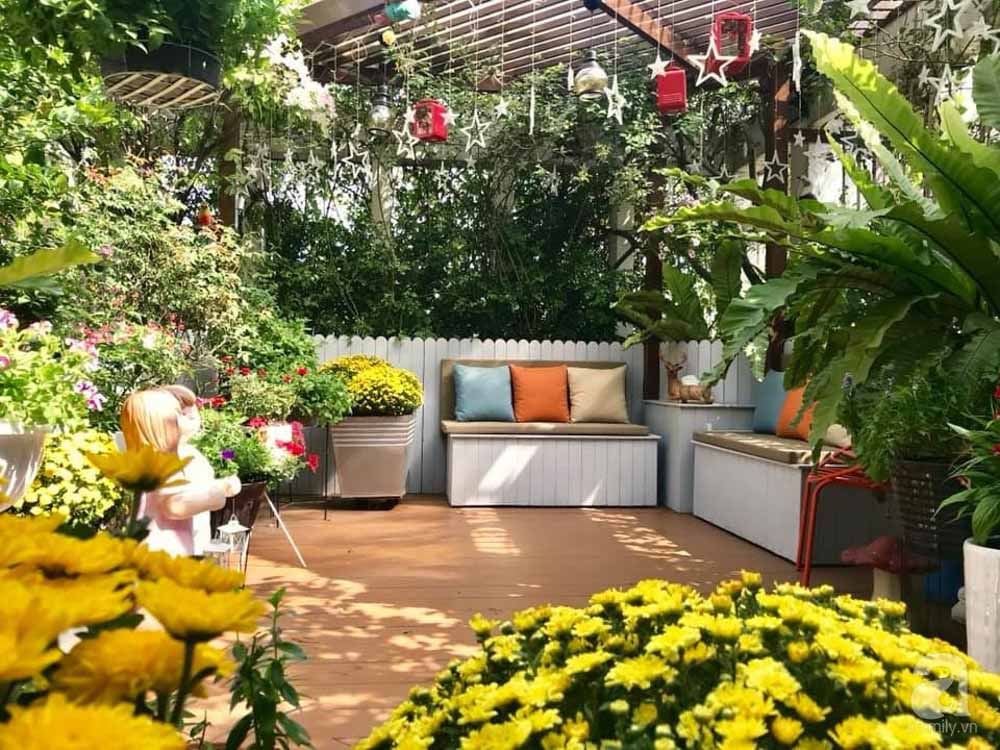 Nhờ có nguồn ánh sáng tốt nên không khó để chọn hoa trồng bên trong sân vườn