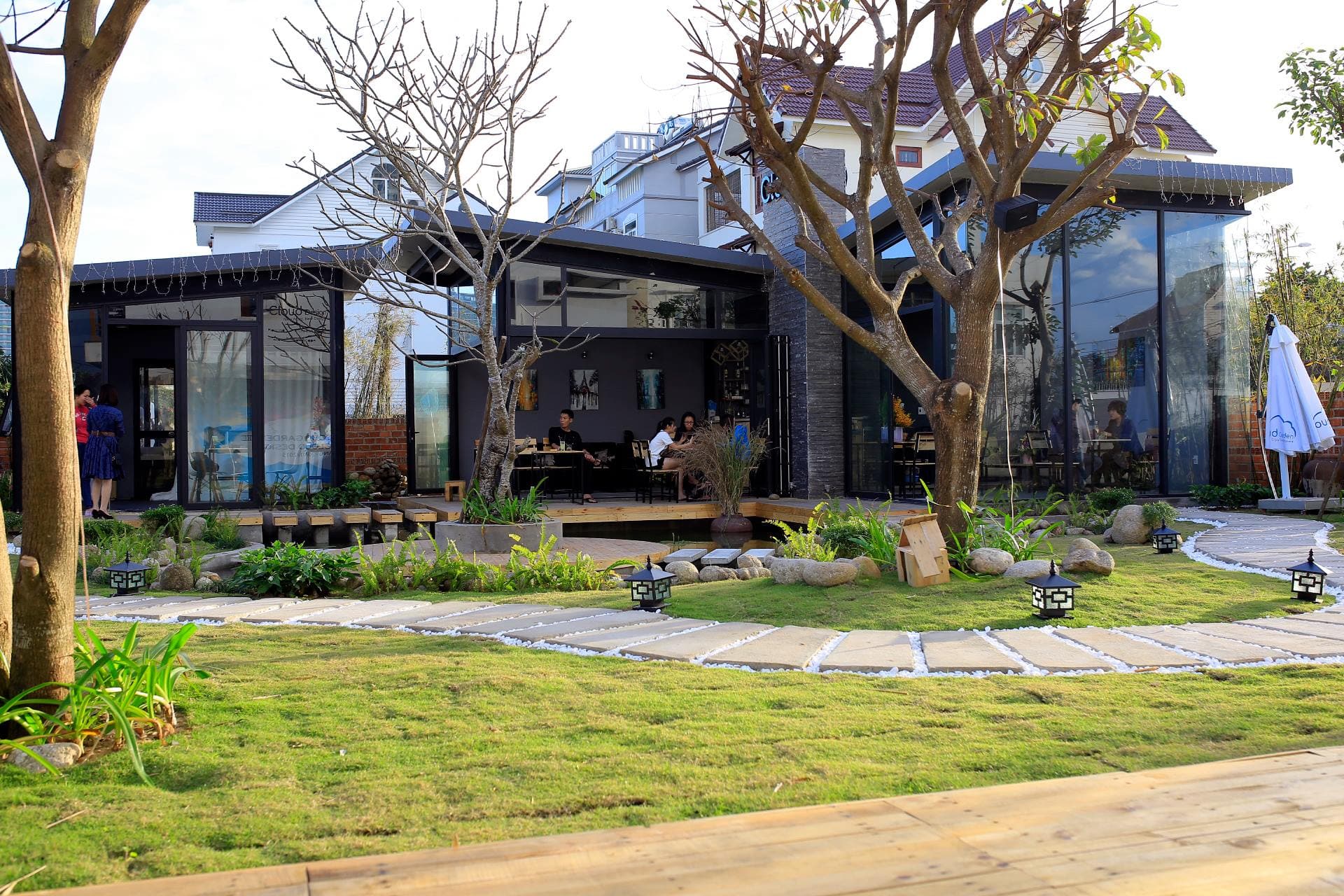 Thiết kế quán cafe sân vườn nhỏ mang đến không gian ấn tượng và thu hút